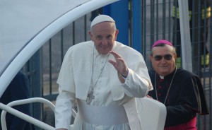 Papa Francesco atterra in elicottero allo stadio Lungobisenzio