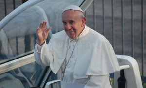 Papa Francesco atterra in elicottero allo stadio Lungobisenzio