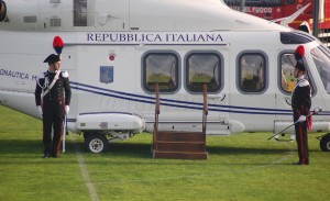 Papa Francesco atterra in elicottero allo stadio Lungobisenzio