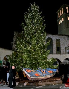 Papa Francesco accende via web l’albero di Natale per i migranti