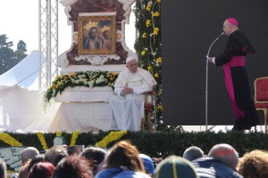 Papa Francesco prega sulla tomba di Don Tonino Bello