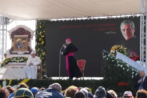 Papa Francesco prega sulla tomba di Don Tonino Bello