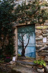 Valloria, il borgo dalle porte dipinte