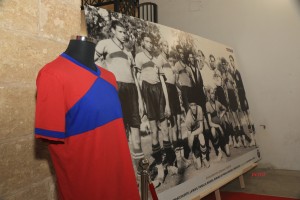 Mostra con la prima maglia di calcio del Casarano